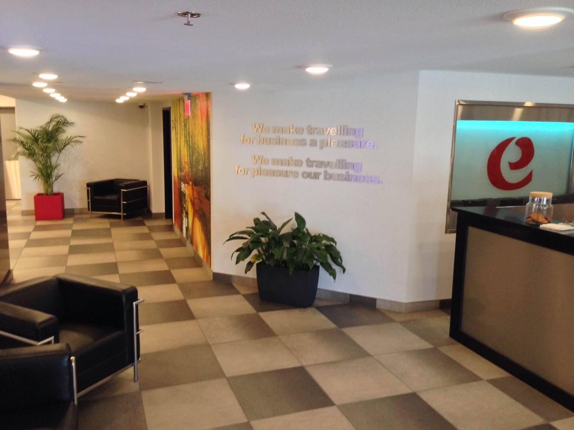 Hotel Elan YYC 외부 사진