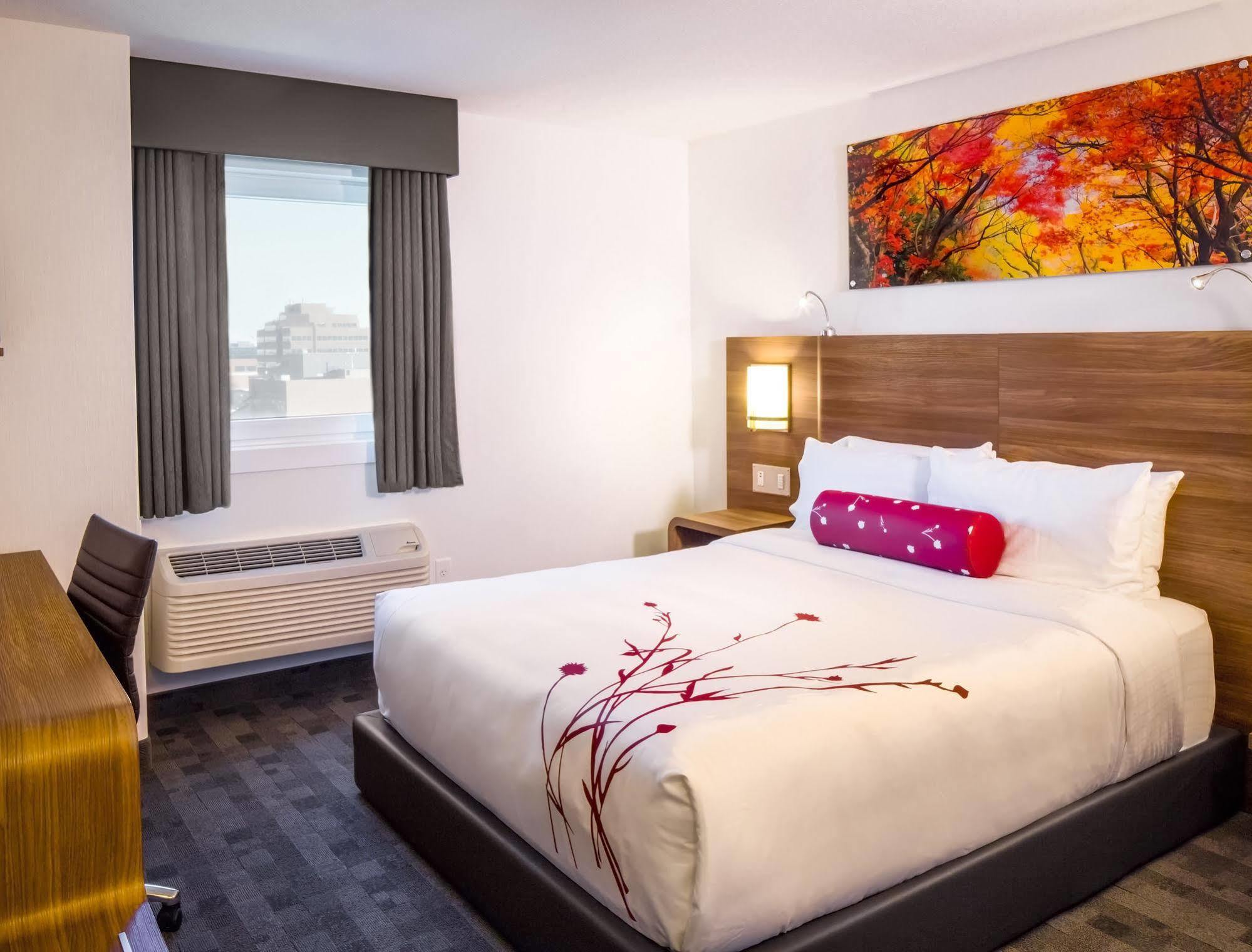 Hotel Elan YYC 외부 사진