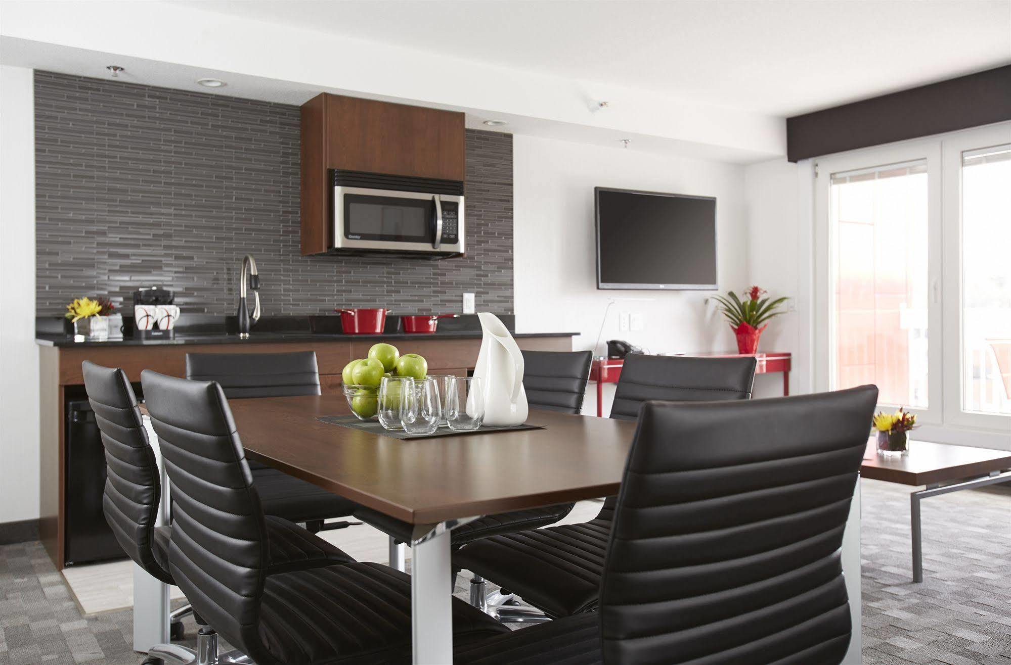 Hotel Elan YYC 외부 사진