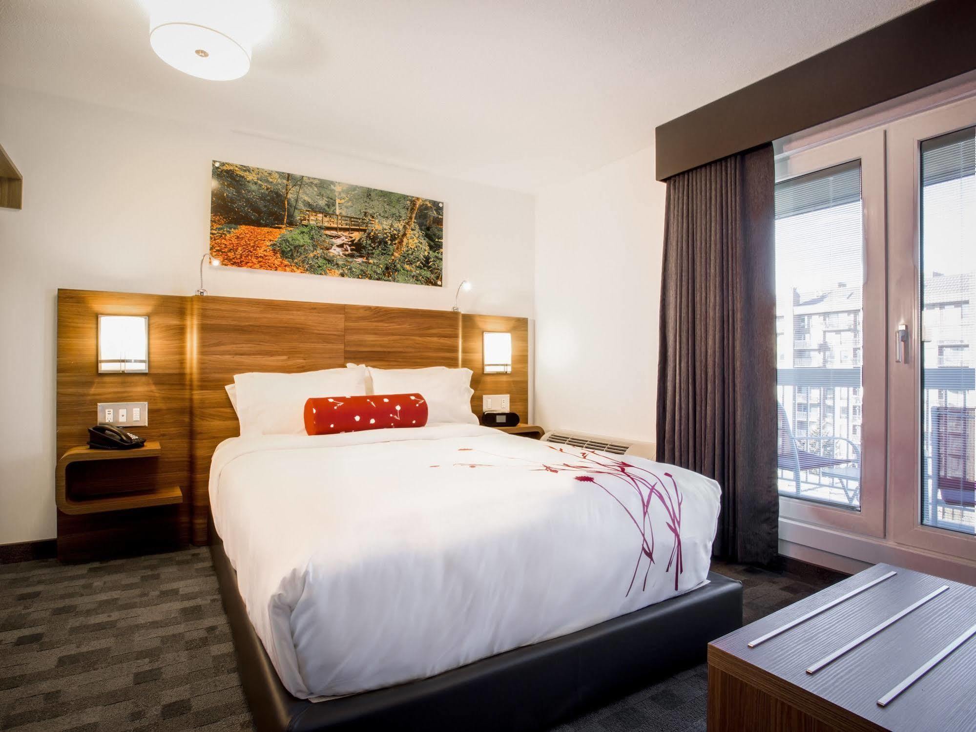 Hotel Elan YYC 외부 사진