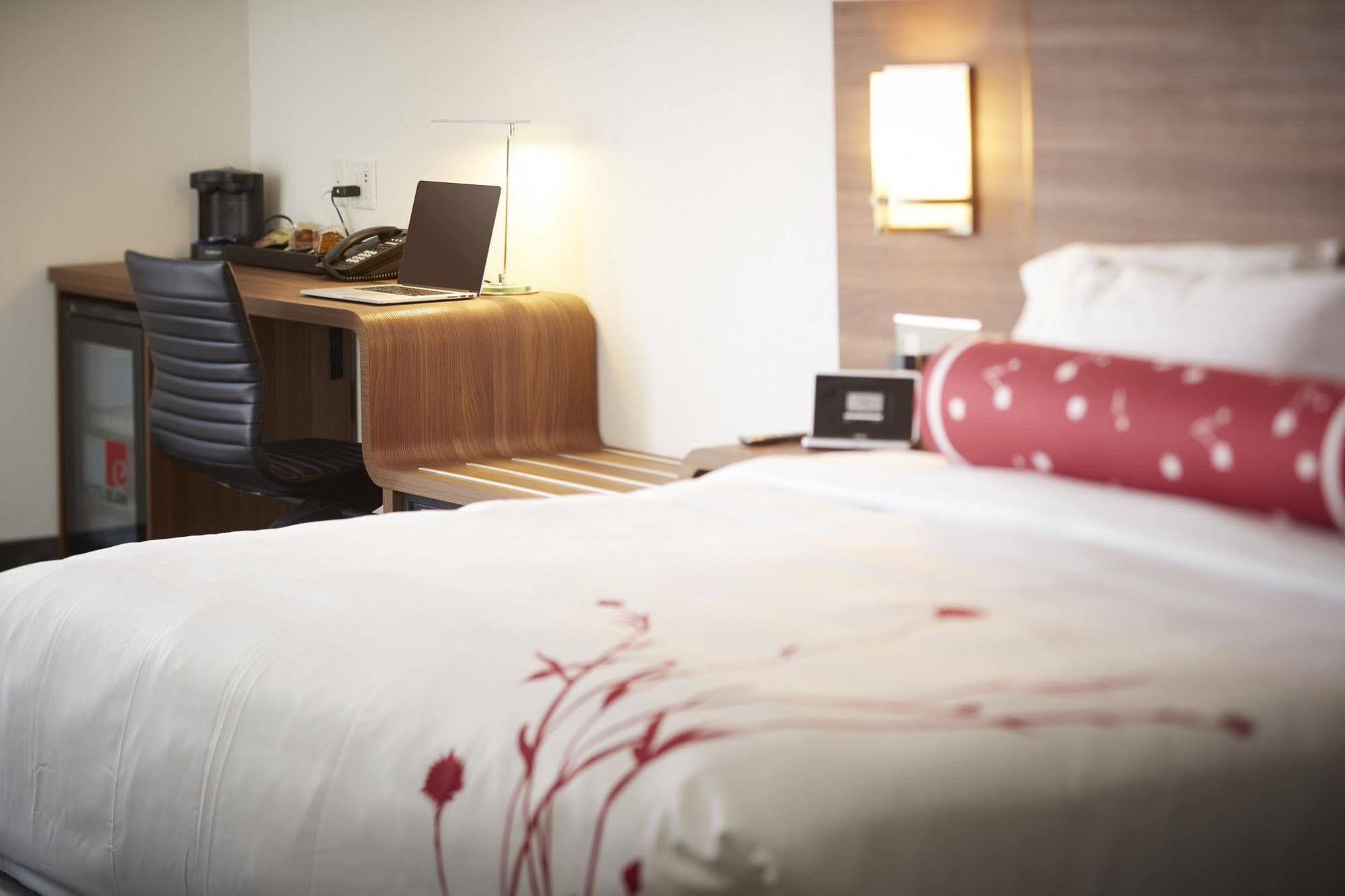 Hotel Elan YYC 외부 사진
