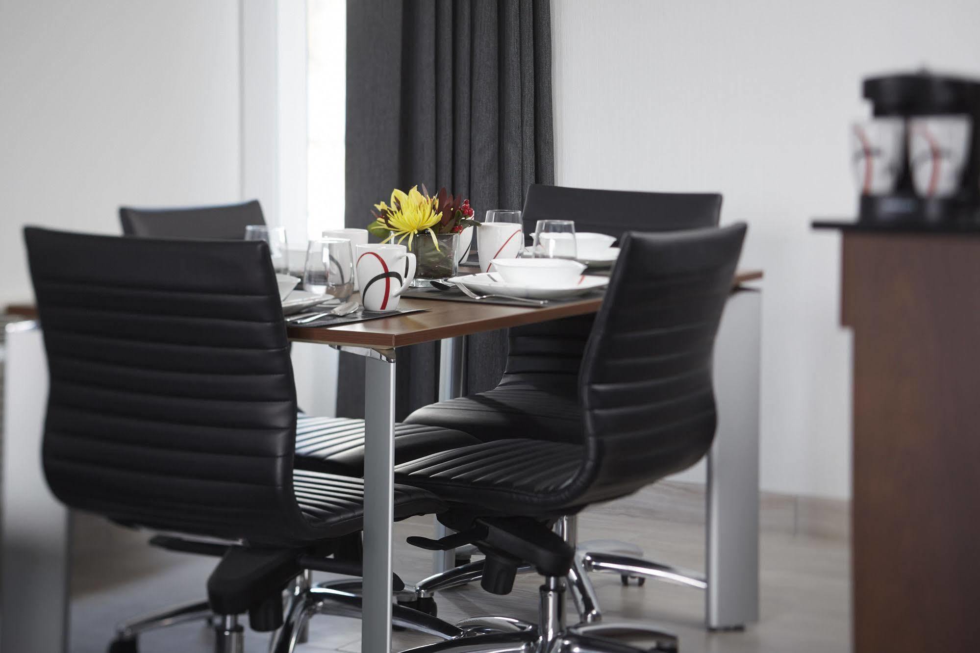 Hotel Elan YYC 외부 사진