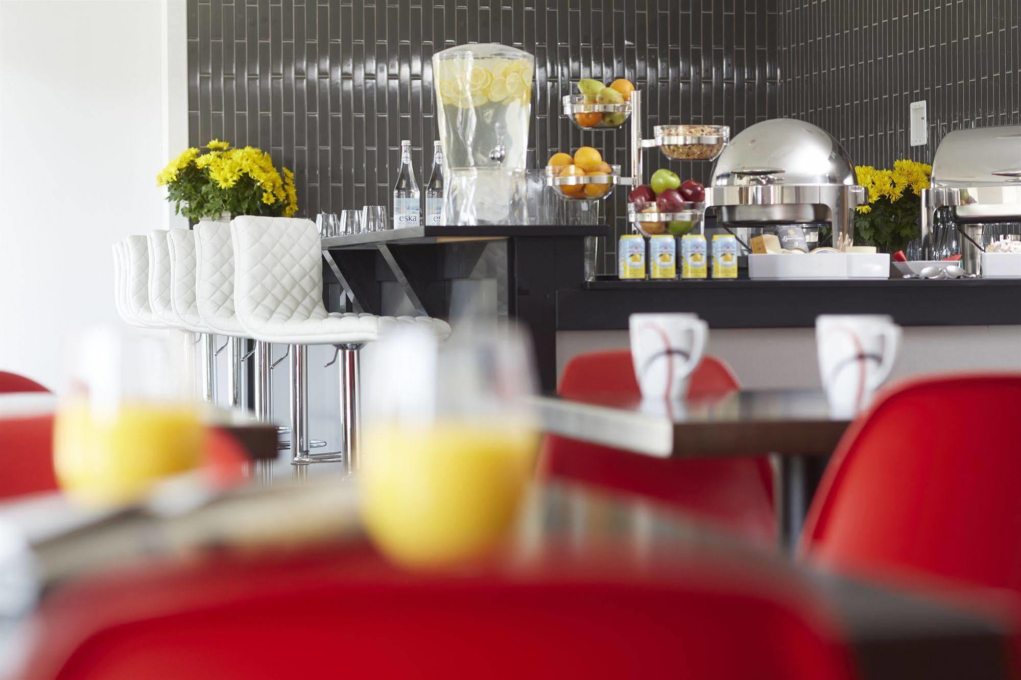 Hotel Elan YYC 외부 사진